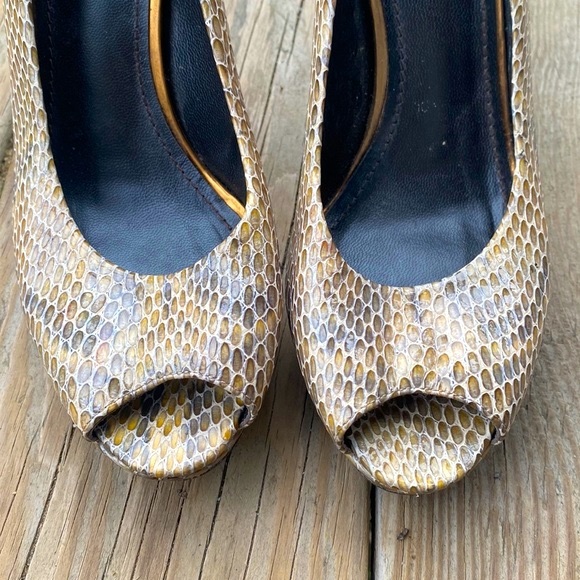 Stuart Weitzman Logo Plainfield Snakeskin Print Leather Peep Toe Heels, 8 - Picture 2 of 14